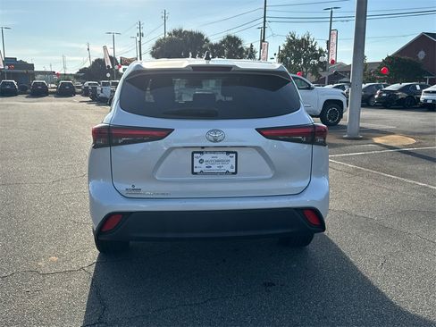 Certified 2023 Toyota Highlander L image 4