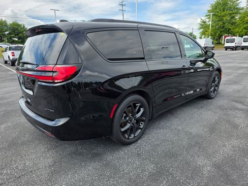 Used 2025 Chrysler Pacifica Limited FWD image 5