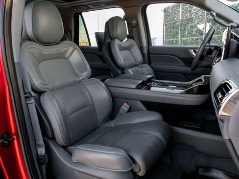 Used 2018 Lincoln Navigator Reserve w/ Technology Package image 40