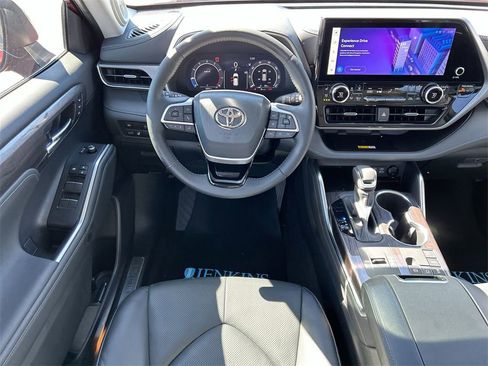 Used 2023 Toyota Highlander Limited image 21