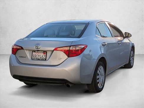 Used 2018 Toyota Corolla LE image 3