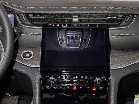 New 2025 Jeep Grand Cherokee Limited w/ Luxury Tech Group II image 10