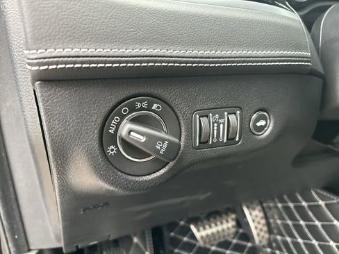 Used 2023 Chrysler 300 C image 10