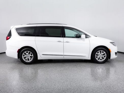 Used 2020 Chrysler Pacifica Touring-L FWD image 9