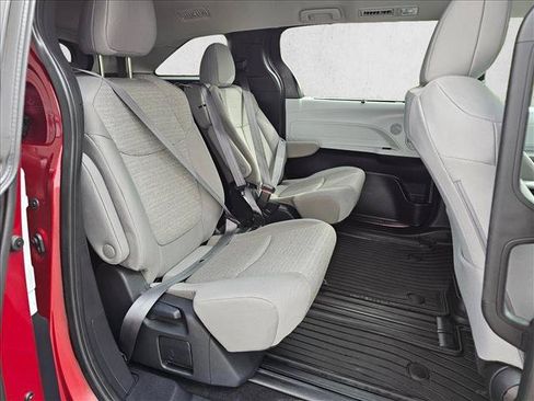 Used 2025 Toyota Sienna LE AWD/4WD image 14
