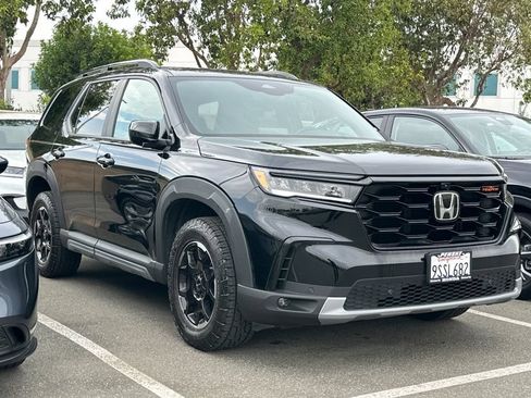 Certified 2025 Honda Pilot TrailSport image 2