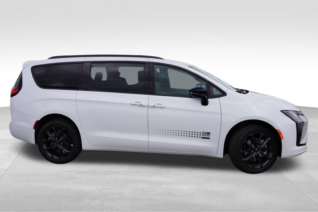 New 2027 Chrysler Pacifica Select AWD/4WD image 2