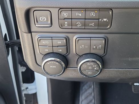 Used 2026 Chevrolet Suburban Z71 w/ Comfort Package AWD/4WD image 28