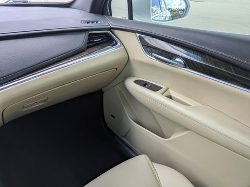Used 2018 Cadillac XT5 AWD image 17