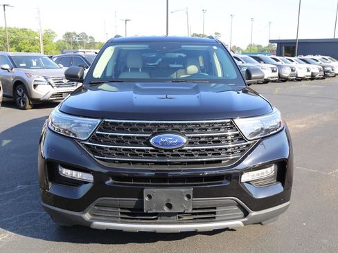 Used 2023 Ford Explorer XLT w/ Equipment Group 202A image 8