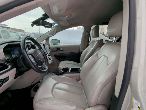 Used 2021 Chrysler Pacifica Touring-L image 6