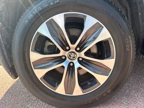 Used 2022 Toyota Highlander XLE image 32