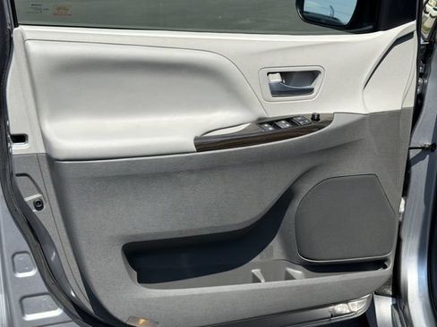 Used 2018 Toyota Sienna XLE w/ XLE Navigation Package FWD image 11
