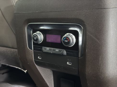 Used 2023 GMC Yukon XL SLT image 34