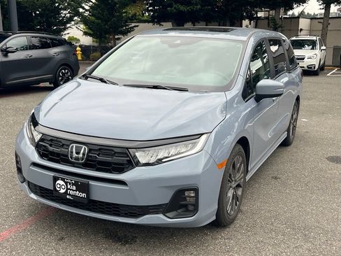 Used 2025 Honda Odyssey Touring image 3