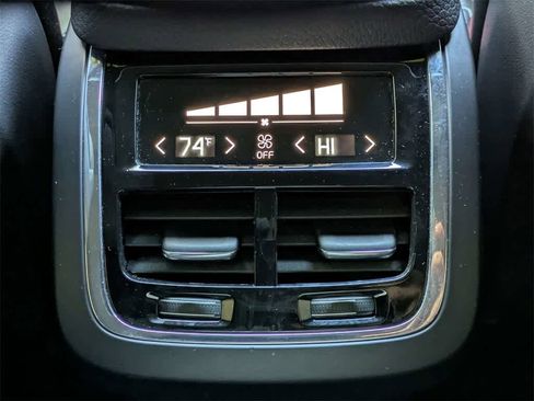 Used 2016 Volvo XC90 T6 Momentum w/ Momentum Plus Package image 19