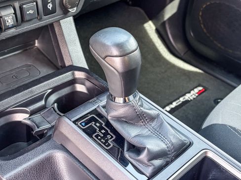 Used 2021 Toyota Tacoma TRD Sport w/ Technology Package image 18