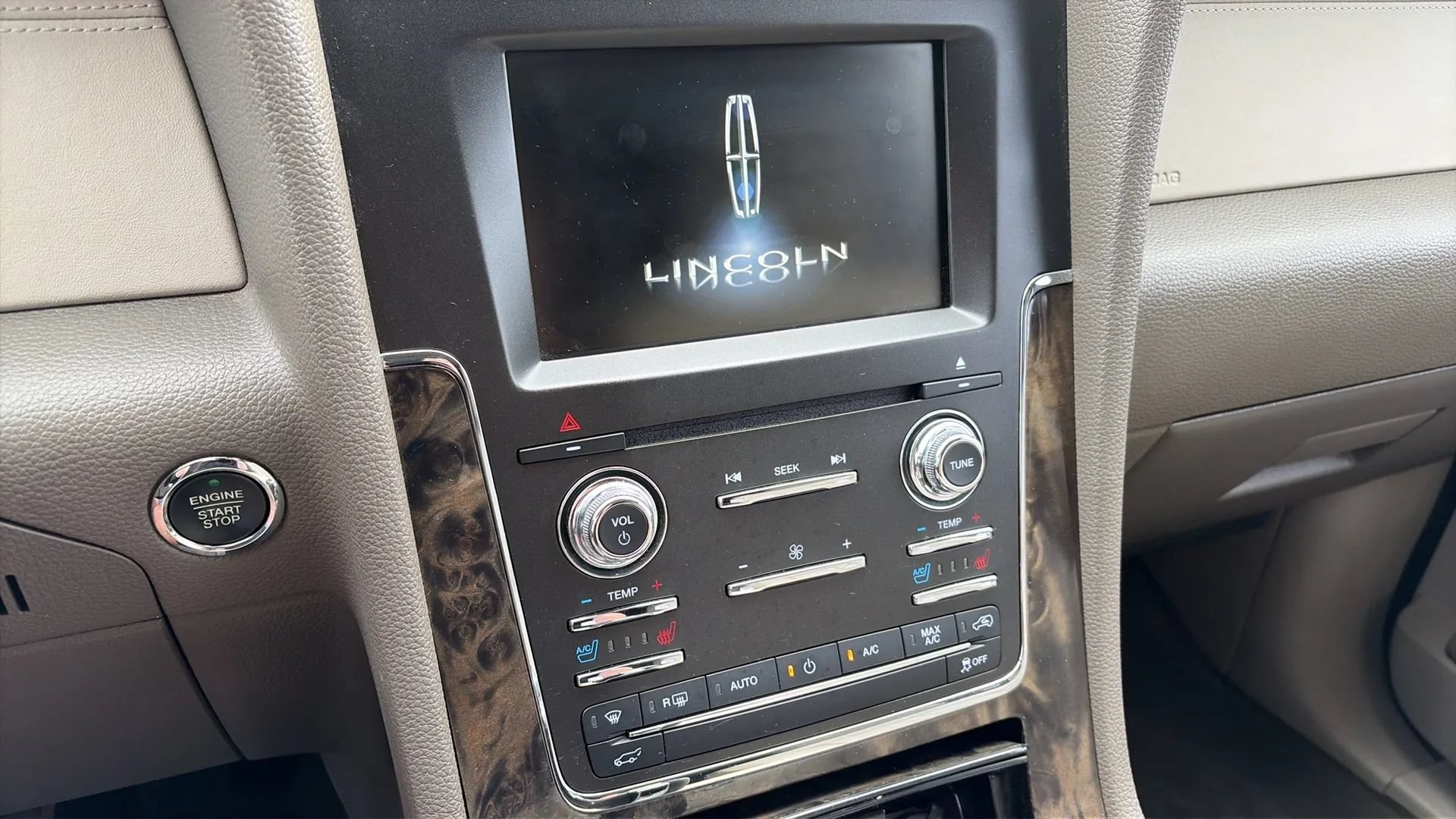 Used 2015 Lincoln Navigator 2WD image 25