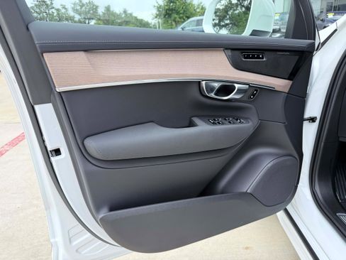 Certified 2025 Volvo XC90 T8 Plus w/ Protection Package Premier AWD/4WD image 10