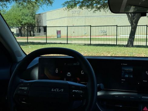 Used 2025 Kia K4 LXS image 35