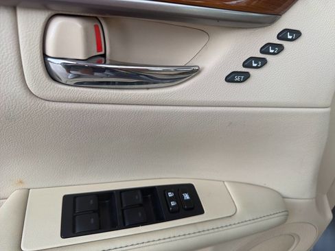 Used 2014 Lexus ES 300h w/ Luxury Package w/Bamboo Trim image 22