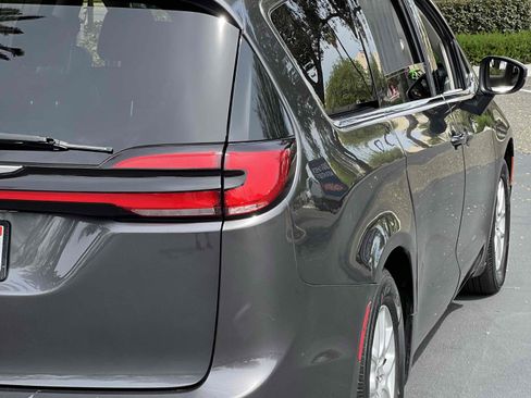 Used 2023 Chrysler Pacifica Touring-L image 60
