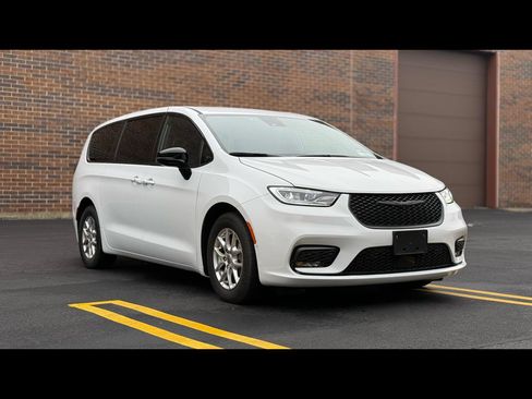 Used 2024 Chrysler Pacifica Select image 1