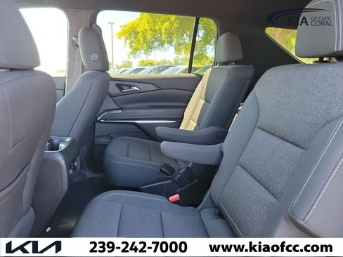 Used 2025 Chevrolet Traverse LT FWD image 10
