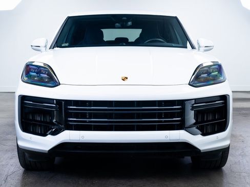 Used 2024 Porsche Cayenne Turbo image 2