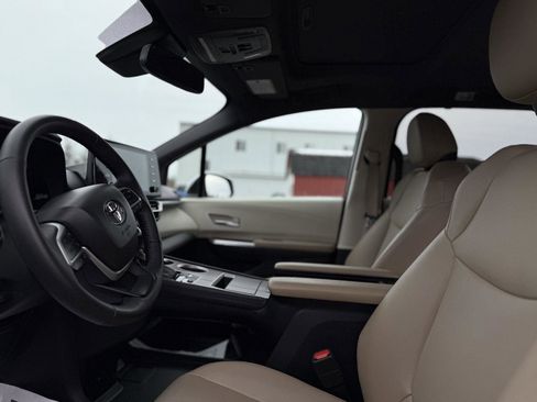 Used 2023 Toyota Sienna XLE image 12