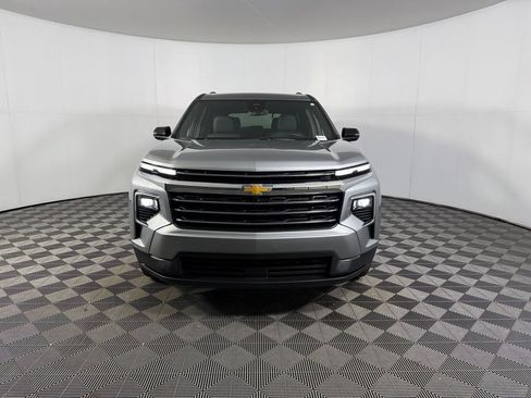Used 2025 Chevrolet Traverse LT FWD image 3