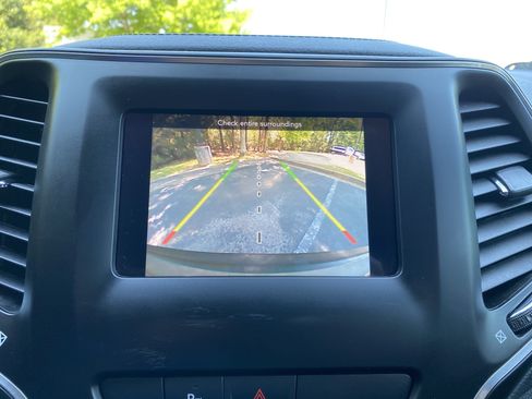 Used 2019 Jeep Cherokee Latitude Plus FWD image 27