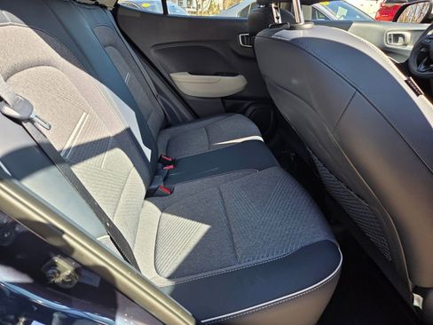 Used 2025 Hyundai Venue Limited image 18