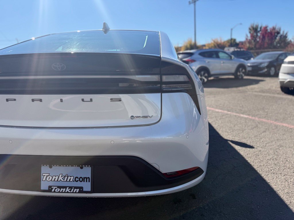 Used 2025 Toyota Prius Plug-In Hybrid FWD image 5