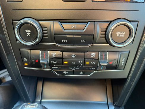Used 2019 Ford Explorer XLT w/ Equipment Group 202A AWD/4WD image 21