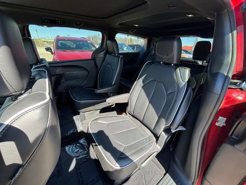 Used 2025 Chrysler Pacifica Limited w/ Trailer Tow Group image 22