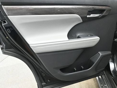 Used 2022 Toyota Highlander Limited image 14