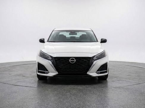 Used 2025 Nissan Altima 2.5 SV FWD image 2