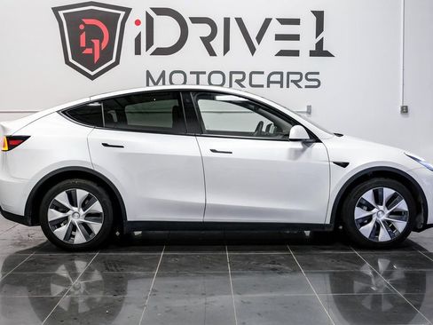 Used 2021 Tesla Model Y Long Range image 9