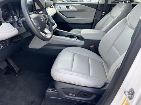 Used 2025 Ford Explorer Active w/ Active Comfort Package image 18