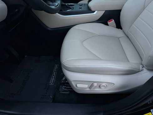 Used 2025 Toyota Highlander XLE FWD image 13