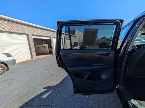 Used 2025 Volkswagen Atlas SE image 26