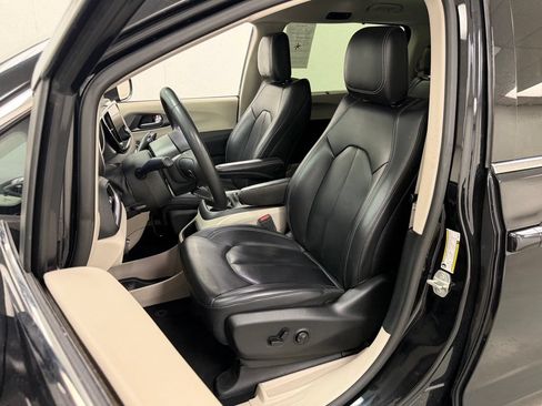 Used 2023 Chrysler Pacifica Touring-L FWD image 18
