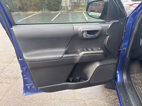 Used 2022 Toyota Tacoma TRD Sport w/ Technology Package image 9