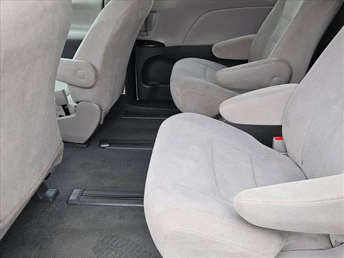 Used 2020 Toyota Sienna L image 17