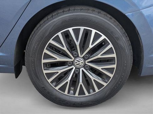 Used 2019 Volkswagen Jetta SE w/ Cold Weather Package image 17