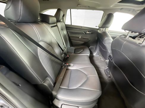 Used 2023 Toyota Highlander XLE image 28