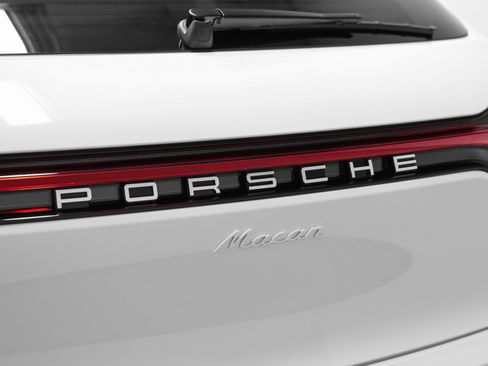 Certified 2026 Porsche Macan AWD/4WD image 19