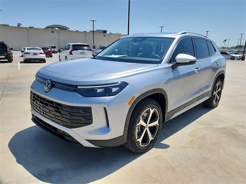 New 2025 Volkswagen Tiguan SE image 8