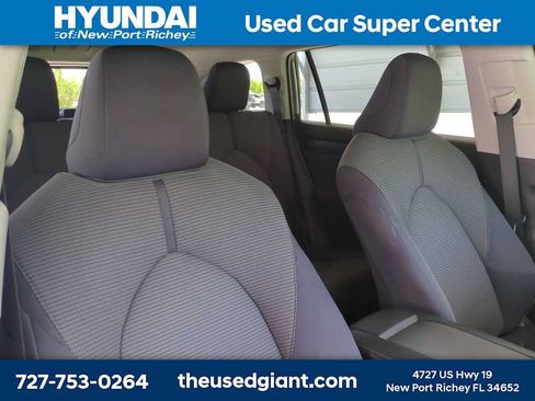 Used 2023 Toyota Highlander LE FWD image 6